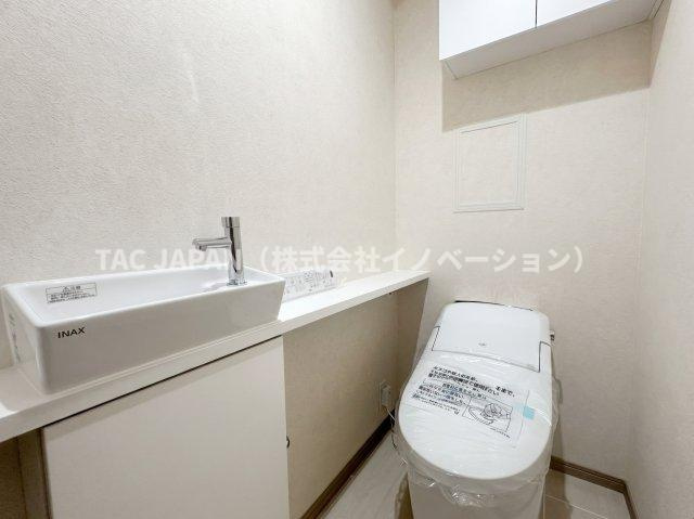 朝日サテライト上野のトイレ|洗練されたデザインと落ち着いた色調が生む、清潔感あふれる上質な空間。使い心地にこだわった、快適で心地よいパウダールーム。