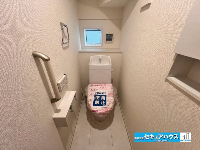 【完成】名古屋市南区砂口町　全7棟のトイレ|【高機能トイレイメージ】
◆高機能トイレの多くは便器のフタの開閉が自動であり、使用後に手動で水を流す面倒もなく非常に便利です。スタイリッシュな見た目で、お掃除しやすく、節水効果が高いです。
