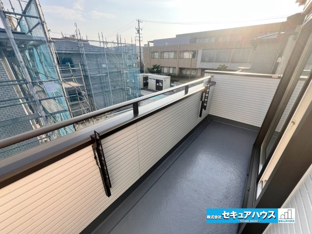 【完成】名古屋市南区砂口町　全7棟のバルコニー|【バルコニー】
◆見晴らしもよく、太陽の温かな温もりをめいっぱい受け止めてくれます。
太陽の光と爽やかな風を受けたお洗濯物はあっという間に乾き、取りこむ時には太陽の匂いを感じられそうですね。　