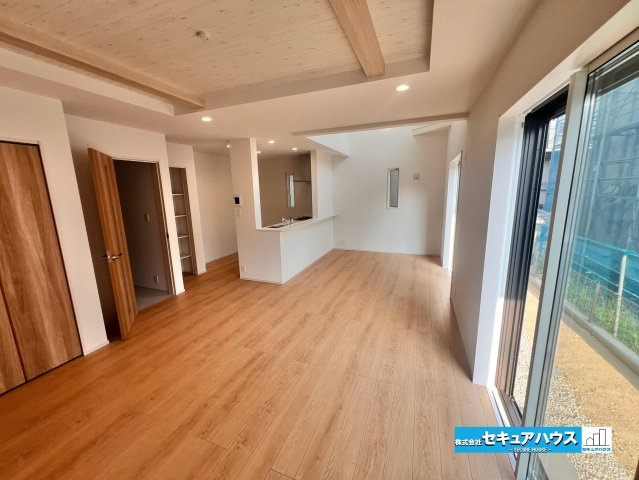【完成】名古屋市南区砂口町　全7棟の居間・リビング|【LDK】
◆日当たりが良く温かい広々リビングは家族の団らんスペースになります。