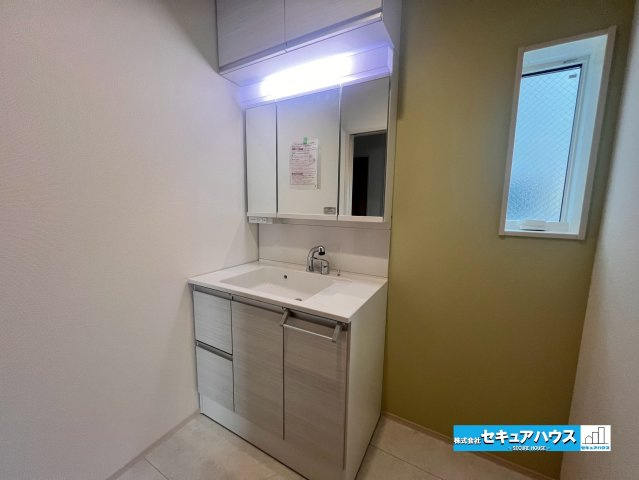 【完成】名古屋市南区砂口町　全7棟の独立洗面台|【洗面台】
◆鏡の裏にはたっぷりと収納スペースを標準装備！
◆電源を付属しているのでドライヤーなど利用できます。