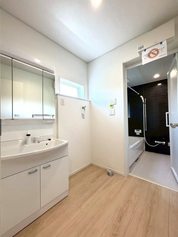 静岡市葵区岳美第3　全3棟の洗面所|明るい洗面脱衣室。
