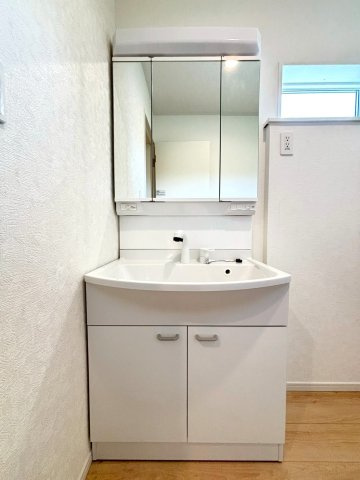 静岡市葵区岳美第3　全3棟の独立洗面台|清潔感のある洗面台。鏡の裏も収納になっているため歯ブラシなど細かいものもスッキリ収納できます！