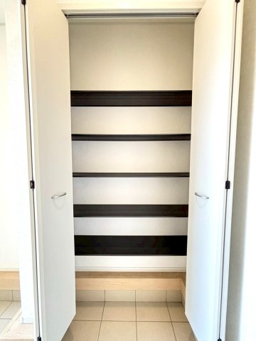 静岡市葵区岳美第3　全3棟の収納|収納力のあるシューズインクロークにはご家族みんなも靴がスッキリ収納できます。