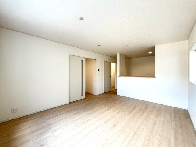 静岡市葵区岳美第3　全3棟の居間・リビング|明るい光が差し込むリビングは自然と家族が集まる場所になりそうですね。