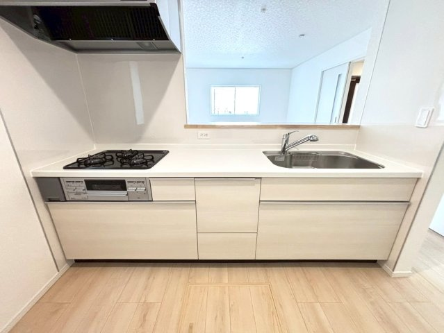 静岡市葵区岳美第3　全3棟のキッチン|開放的な対面式キッチン。キッチンからはリビング全体が見渡せます。