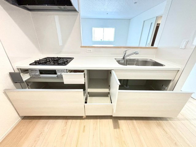 静岡市葵区岳美第3　全3棟のキッチン|収納豊富なシステムキッチン。限られたスペースを有効活用できる床下収納もございます。
