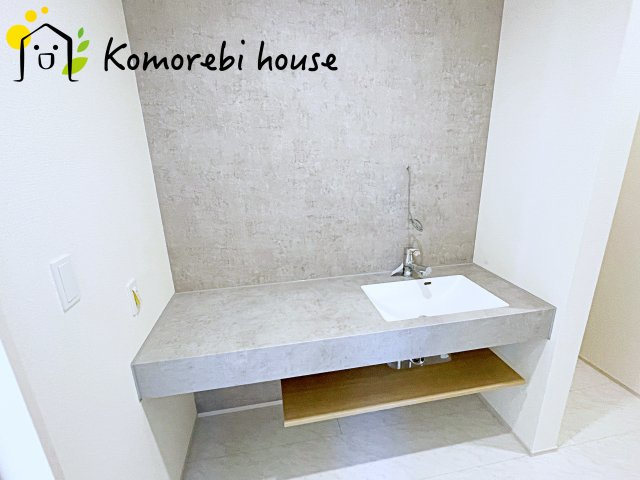 桶川市坂田　新築一戸建て　01の独立洗面台|独立洗面台あり、毎朝おしゃれに忙しい女性の方におすすめです