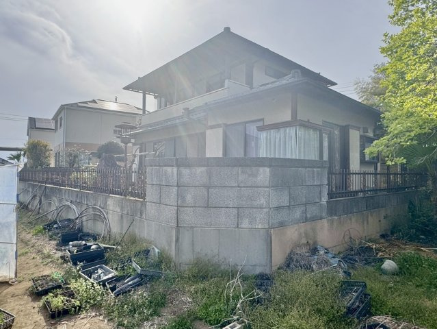 【中古戸建】太田市藪塚町の外観|■外観｜南側のお庭なので暗くなりがちな夕方も明るい印象にしてくれます♪道路から離れたお庭なのでお子様が外で遊ぶ際も安心です♪リビングからお庭が見える子育て世帯にも嬉しい設計です♪