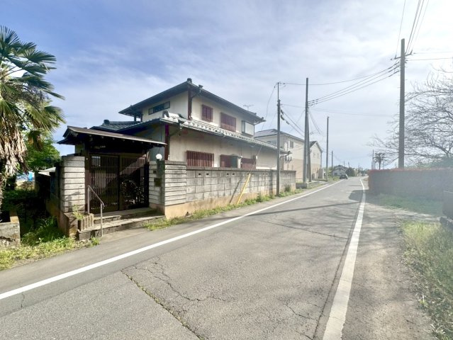 【中古戸建】太田市藪塚町の前面道路含む現地写真|■外観｜道路幅にゆとりがあることで駐車もしやすく、車の安全確認もばっちり！