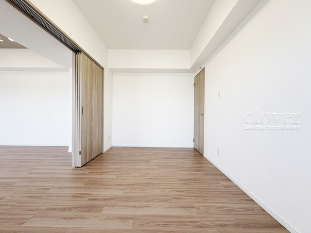 【子供部屋】 | エミール松ヶ丘 | 収納スペースを備えた洋室。現地をご覧になった際には、部屋の大きさのほか、収納部分のサイズなどもご確認ください。～即日のご見学可能～　お問合せはお気軽にどうぞ。