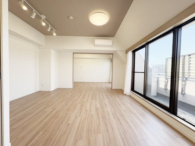 【居間・リビング】 | エミール松ヶ丘 | くつろぎの空間であるLDKの様子。安心してくつろげるよう派手さは控えて、さりとて地味すぎもせず、あなたの生活を彩ってくれます。～即日のご見学可能～　お問合せはお気軽にどうぞ。