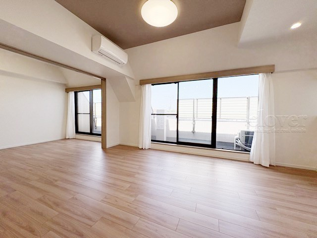 【居間・リビング】 | エミール松ヶ丘 | 広くスペースをとってあるLDK。この空間に、どのように家具を配置していくのかを考えるのが、住宅購入時のなによりの楽しみです。～即日のご見学可能～　お問合せはお気軽にどうぞ。
