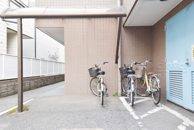 【駐輪場】 | エミール松ヶ丘 | 自転車置き場。マンションの共用部にあたります。空きの有無や駐輪料金、各戸の台数制限などについては、改めてお問い合わせください。～即日のご見学可能～　お問合せはお気軽にどうぞ。