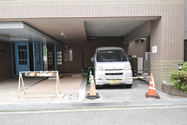 【駐車場】 | エミール松ヶ丘 | マンションの駐車場スペース。空きの有無や駐車料金、サイズ規定などについては、改めてお問い合わせください。～即日のご見学可能～　お問合せはお気軽にどうぞ。