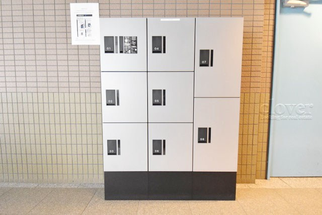 【設備】 | エミール松ヶ丘 | 仕事をしたり、家をあけがちな人にとっては必須となる、宅配BOX。ネット通販や宅配サービスの利用頻度が高い人にとっても、うれしい設備です。～即日のご見学可能～　お問合せはお気軽にどうぞ。