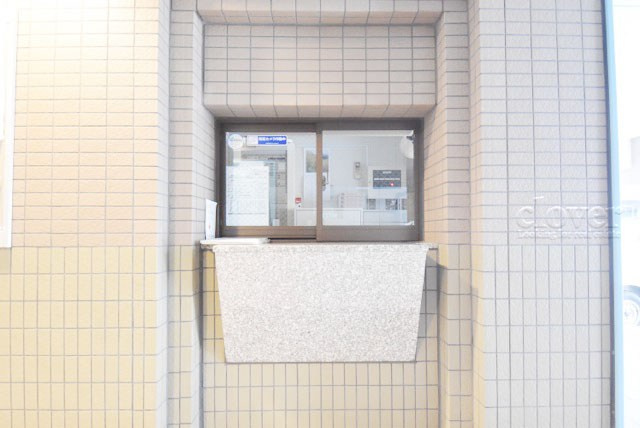 【受付】 | エミール松ヶ丘 | 管理人さんが勤務する管理室。このマンションがきれいに保たれているのは、もちろん管理人さんのおかげ。～即日のご見学可能～　お問合せはお気軽にどうぞ。