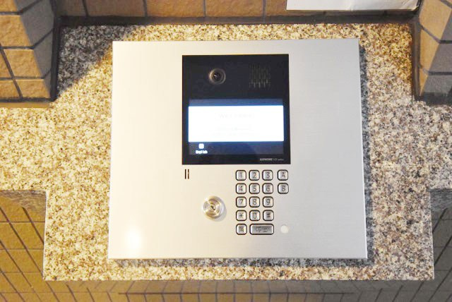 【防犯設備】 | エミール松ヶ丘 | モニター（カメラ）付きのオートロックが備えられています。建物のセキュリティ能力の高さは、欠かすことのできないチェックポイントになります。～即日のご見学可能～　お問合せはお気軽にどうぞ。