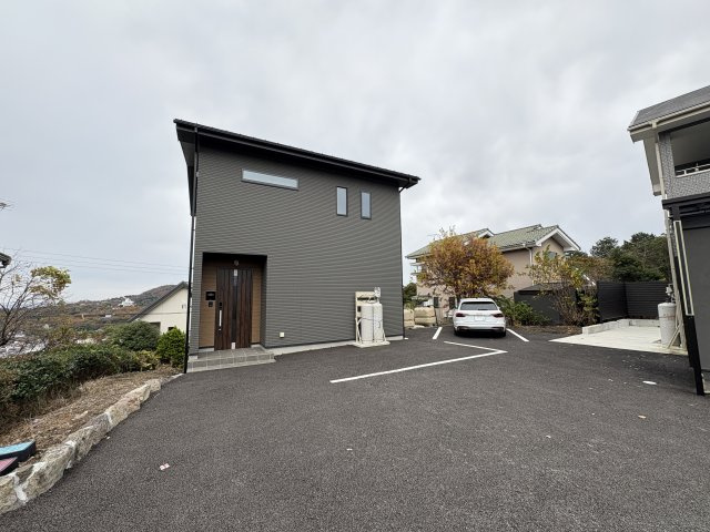 中古戸建の前面道路含む現地写真