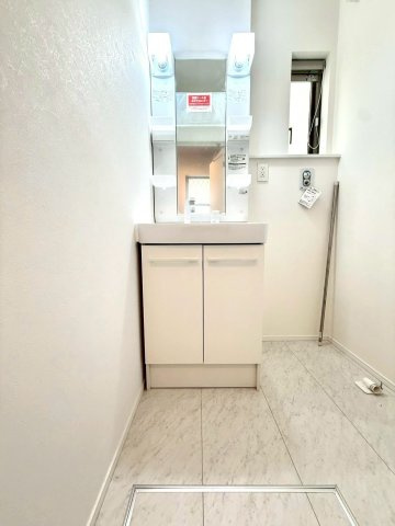 オープンガレージ付き 上の宮新築戸建の独立洗面台|ゆとりある洗面スペースを確保し、朝の身支度もスムーズに行える使い勝手の良い空間です。