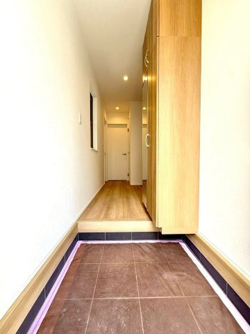 オープンガレージ付き 上の宮新築戸建の玄関|清潔感のある玄関は、住まいの第一印象を高める上品で落ち着いた空間に仕上がっています。