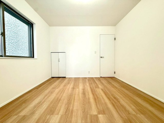 オープンガレージ付き 上の宮新築戸建の洋室|落ち着いた色調の内装が心地よい洋室。プライベート空間としてゆったりとした時間をお過ごしいただけます。