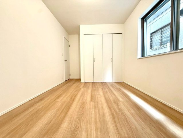 オープンガレージ付き 上の宮新築戸建の洋室|採光に優れた明るい室内は、寝室や書斎など多様な用途に対応できる柔軟性の高い設計です。