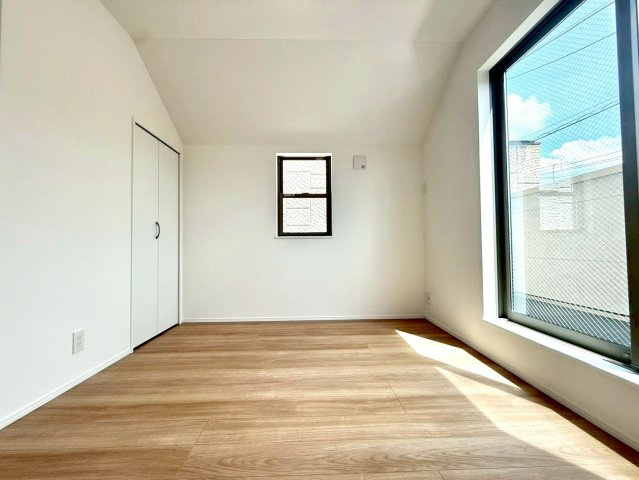 オープンガレージ付き 上の宮新築戸建の洋室|採光に優れた明るい洋室は、寝室や書斎など多用途に対応可能な使い勝手の良い空間です。