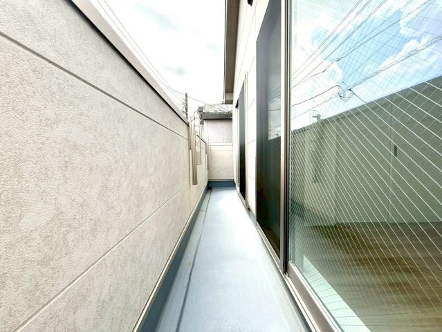 オープンガレージ付き 上の宮新築戸建のバルコニー|採光と通風に優れ、室内にも心地よい風と光を取り込む設計となっています。