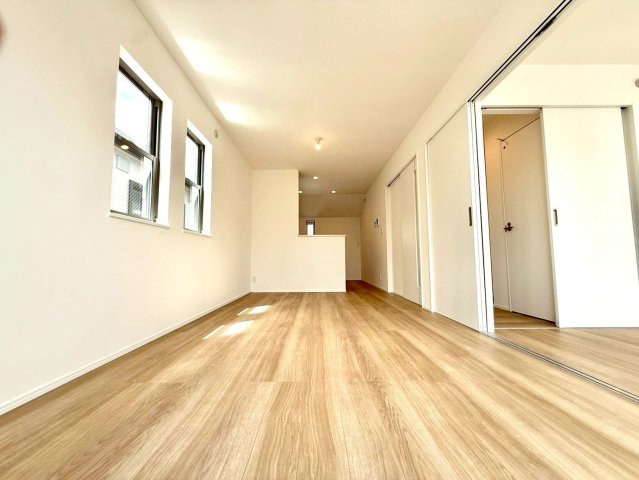 オープンガレージ付き 上の宮新築戸建の居間・リビング|上質なフローリングが印象的なリビング空間。落ち着いた色調がインテリアを引き立て、洗練された住まいを演出します。