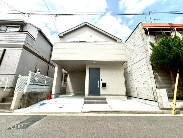 オープンガレージ付き 上の宮新築戸建の外観|南東採光の明るい建物
前面道路も4.5ｍありますので、駐車も楽々。