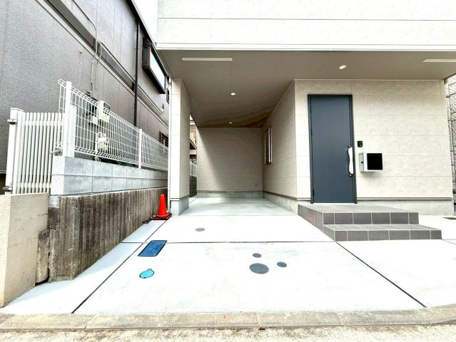 オープンガレージ付き 上の宮新築戸建の駐車場|ハイルーフの車も安心です。
屋根付きの駐車場です。