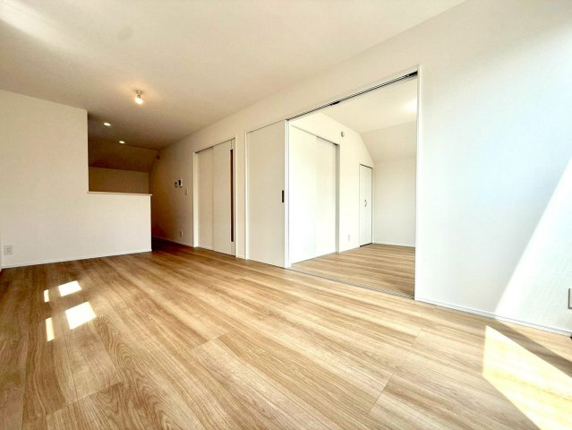 オープンガレージ付き 上の宮新築戸建の居間・リビング|大きな窓から自然光がたっぷり差し込む明るいリビング。開放感あふれる空間が、日々の暮らしにゆとりと心地よさをもたらします。