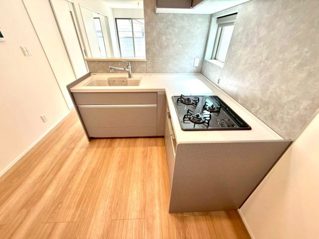 オープンガレージ付き 上の宮新築戸建のキッチン|動線に配慮された設計により、調理から配膳までスムーズに行える快適なキッチンです。