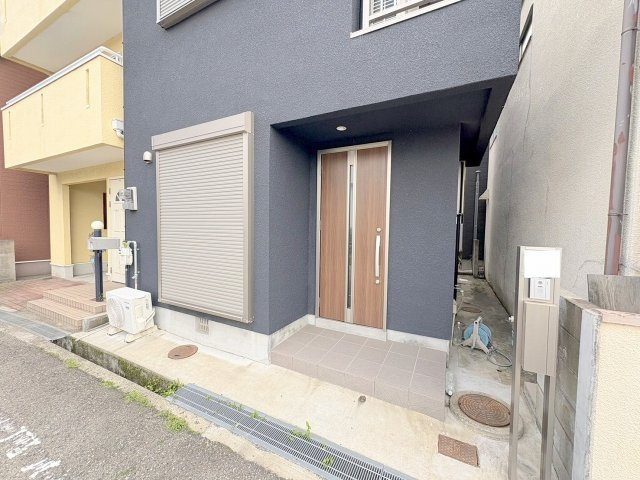 大庄北１丁目戸建ての玄関|明るい玄関です