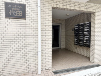 【エントランス】 | お客様を、そして住人を出迎えてくれるマンションのエントランス。ゴミが落ちていないことからも、管理状態の良さや住民の節度の高さが見て取れます。～即日のご見学可能～　お問合せはお気軽にどうぞ。