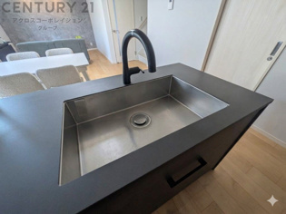 大きなシンクでお鍋などの大きな調理器具を洗う際にも便利です。
