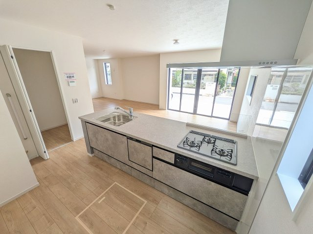 八王子市　長房町　新築一戸建て　６期のキッチン|～３口コンロと広い調理台でお料理が捗ります～
