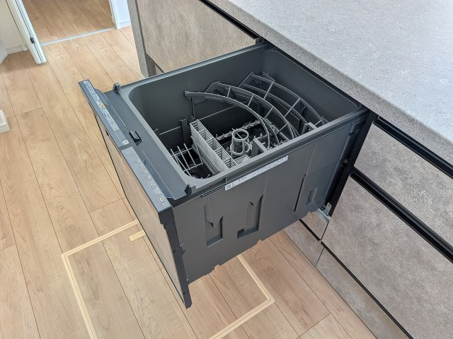 八王子市　長房町　新築一戸建て　６期のキッチン|～食洗機付き　食事後の食器洗いはお任せ、家族でゆっくりとくつろげます～