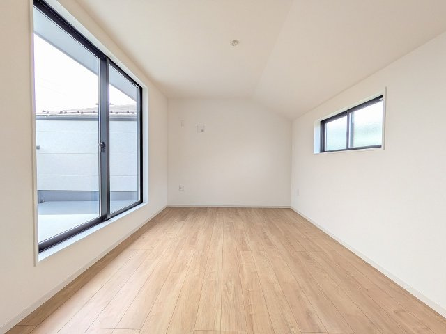 八王子市　長房町　新築一戸建て　６期の寝室|～2階8.1帖の主寝室　ベッドなど大型家具のレイアウトも楽しめる広さです～