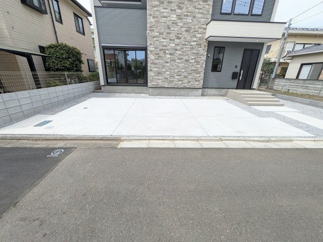 八王子市　長房町　新築一戸建て　６期の駐車場|～並列3台駐車可能カースペース～
