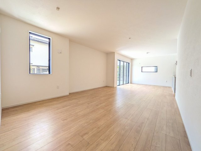 八王子市　長房町　新築一戸建て　６期の居間・リビング|～22.2帖の明るく開放感のあるLDK、家族団欒の時間をお過ごしいただけます～
