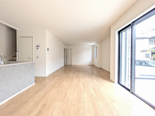 八王子市　長房町　新築一戸建て　６期の居間・リビング|～22.2帖の明るく開放感のあるLDK、家族団欒の時間をお過ごしいただけます～