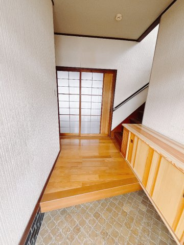 【中古戸建】高崎市片岡町2丁目の玄関|■玄関｜ご家族の靴がたくさんしまえる下駄箱付き。お子様の靴がこれから増えても安心な大きさです。