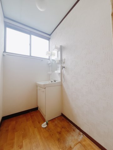 【中古戸建】高崎市片岡町2丁目の独立洗面台|■洗面室｜大きな鏡で朝の身支度もラクラク♪毎日の忙しい準備が楽しくなる洗面所です(^^♪