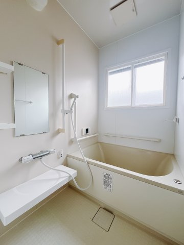 【中古戸建】高崎市片岡町2丁目の浴室|■浴室｜デザイン性に優れた浴室♪1日の疲れを癒す、ゆったりとしたバスタイムをぜひお過ごしください(*＾＾*)大きな窓付きで嬉しい♪