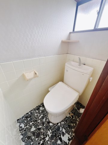 【中古戸建】高崎市片岡町2丁目のトイレ|■トイレ｜1階、2階にもトイレをご用意しております♪窓付きなので常に換気もでき、綺麗保てます♪