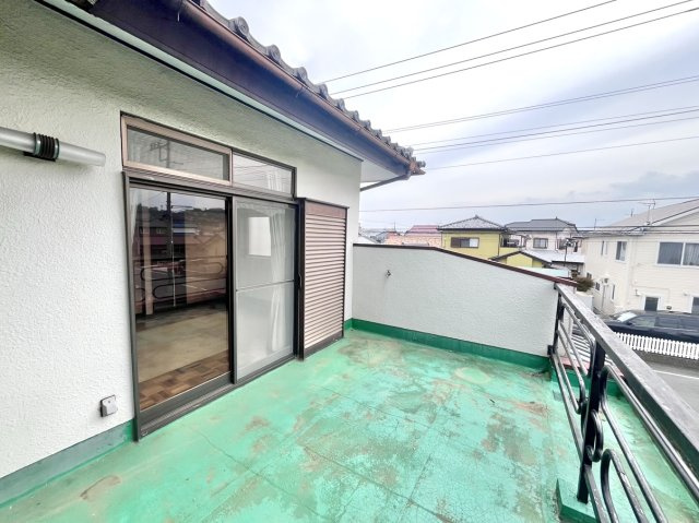 【中古戸建】高崎市片岡町2丁目のバルコニー|■バルコニー｜ワイドバルコニーは、溜め込んでしまったお洗濯物を一気に干すことができるくらいのスペースがあります。二部屋から出入り可能なのでお布団などもラクラク干せますね♪