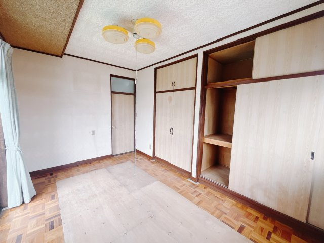 【中古戸建】高崎市片岡町2丁目の洋室|■2階洋室｜ナチュラルカラーの床です。模様替えなどとても楽しく工夫できます♪陽当たり、風通しもとても良いので毎日快適な生活スタートです！子供部屋にも良いですね♪