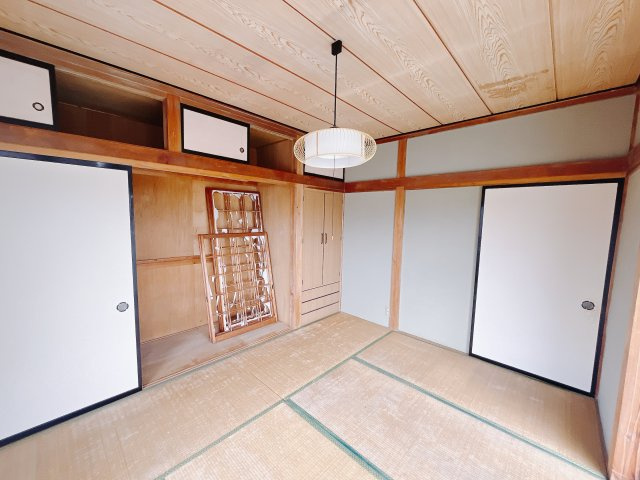 【中古戸建】高崎市片岡町2丁目の和室|■2階和室｜意外と場所をとるアイロンがけや、お洗濯物を畳むときにも広々と使うことができ、ちょっと一休みしたいとき、すぐに横になれるのも魅力です♪